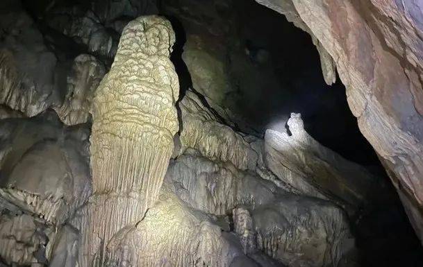 不重月亮水岩并未过度开发就是为了给小朋友更好的探洞体验放弃了人多