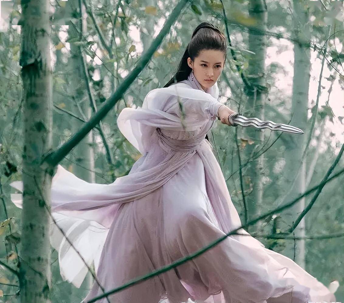 当初诛仙电影上映,由李沁饰演的陆雪琪一袭白衣,挥舞着天琊从天空中