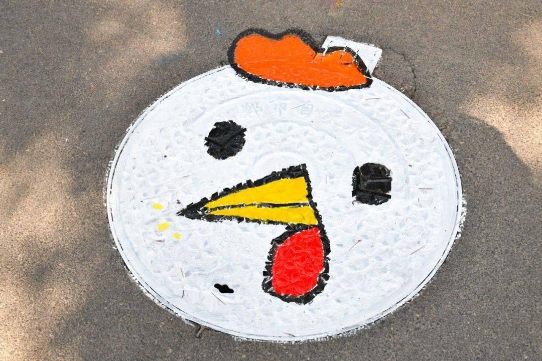 "低碳出行""大熊猫""山水画"等图案跃然于井盖之上,成为社区一道亮丽