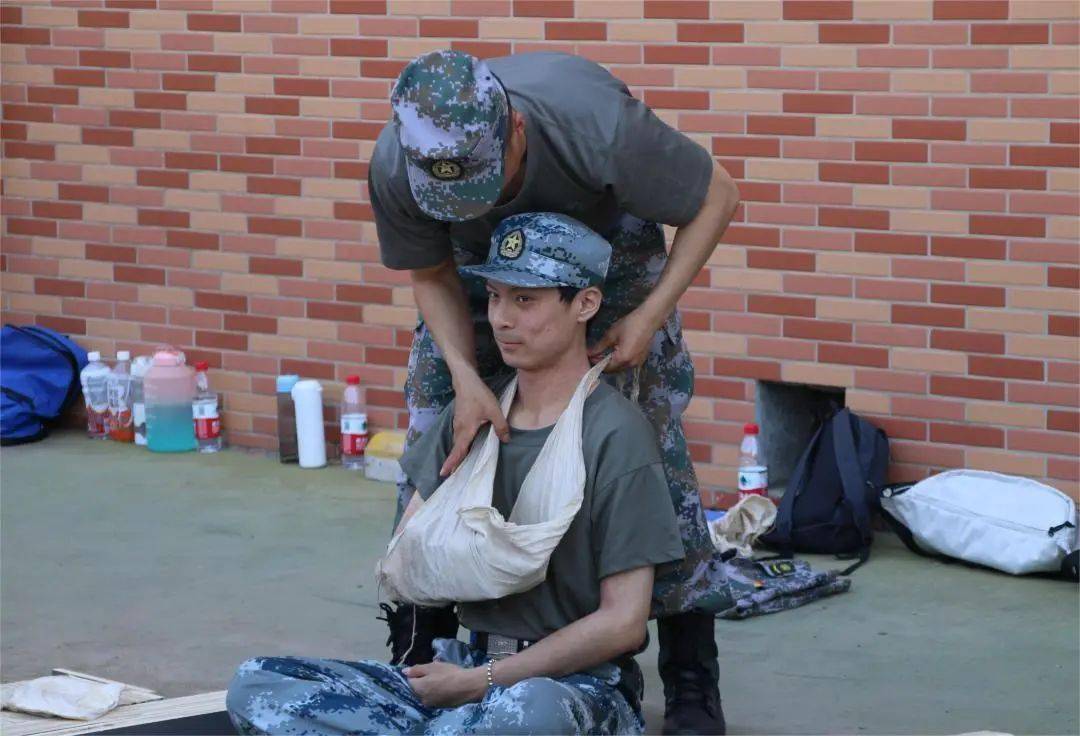 军训风采 ~今日学习 徒手救人主要有托抱法、背人法、肩负法、双人手抬法、双人肩负法等五种方法