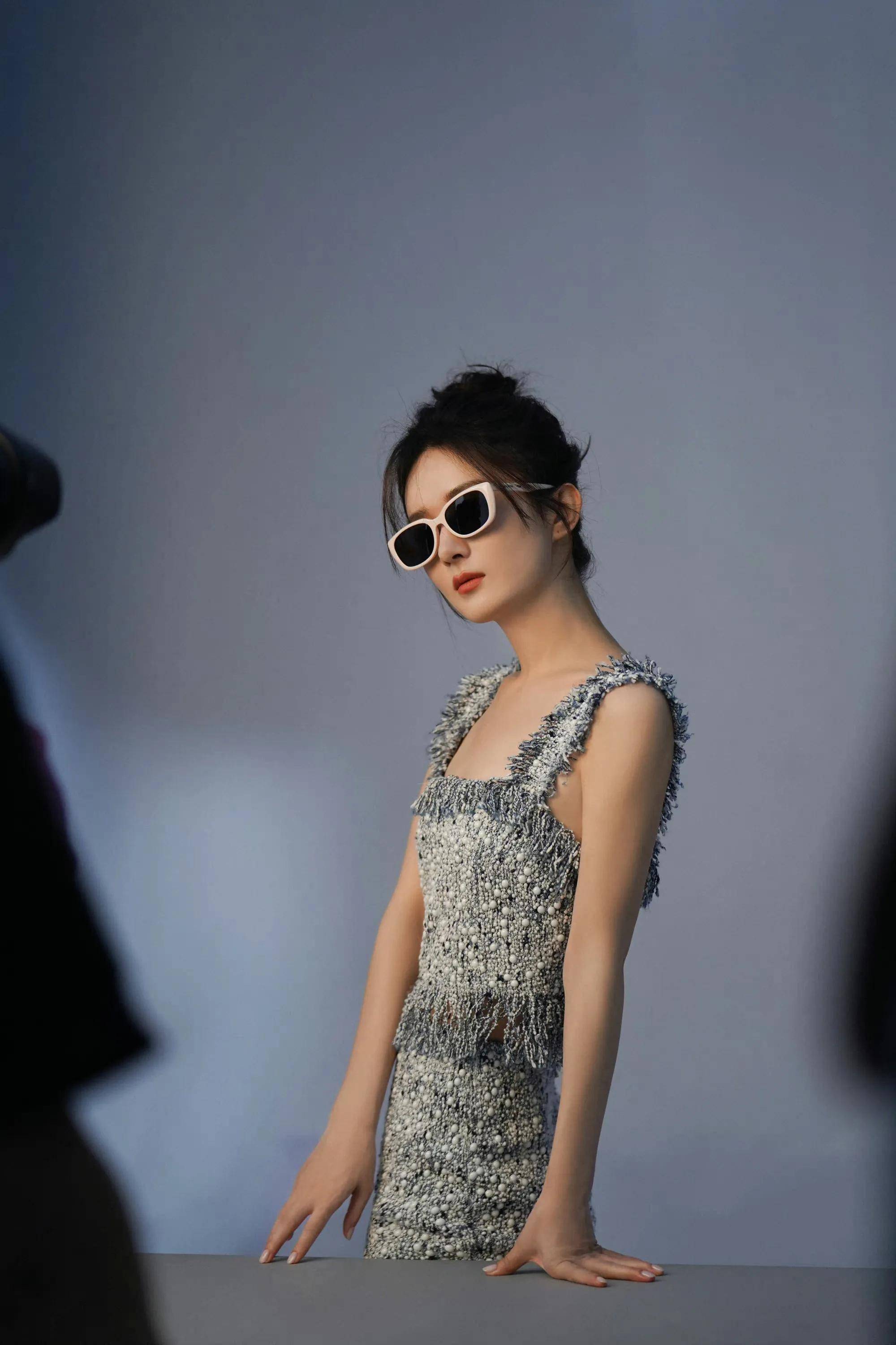 女神赵丽颖墨镜一戴,人见人爱!