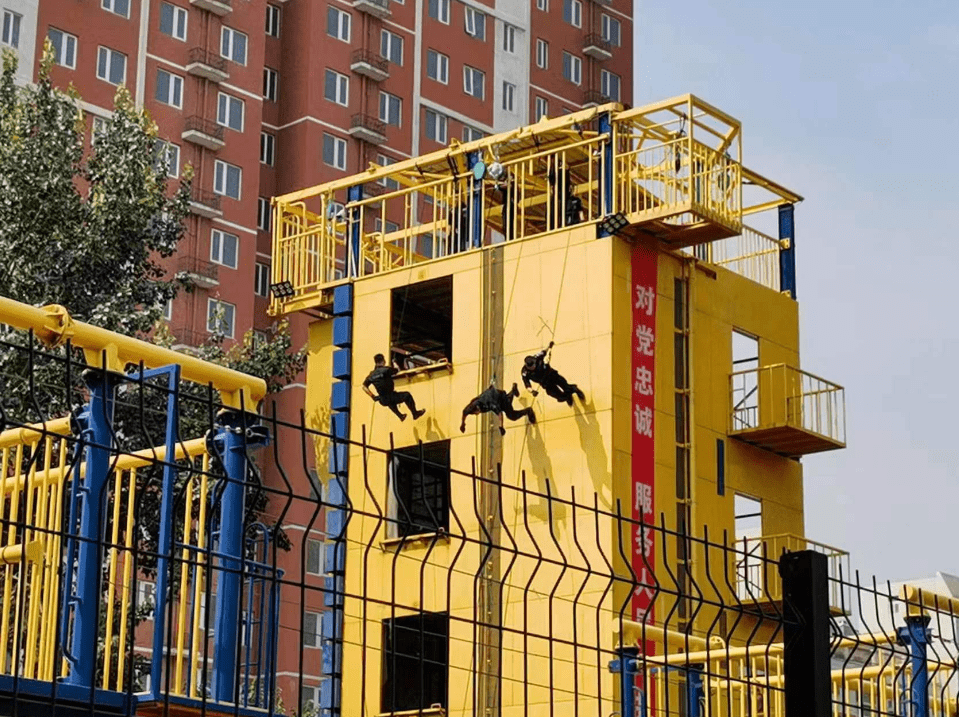 抓紧攀登绳,双脚发力蹬向墙面,借助惯性身体腾空飞起