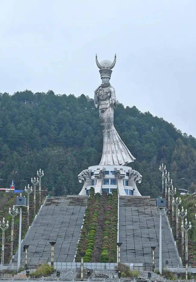 打造了一座世界上最大的仰阿莎像,于是在凯里市剑河县仰阿莎广场,仰阿