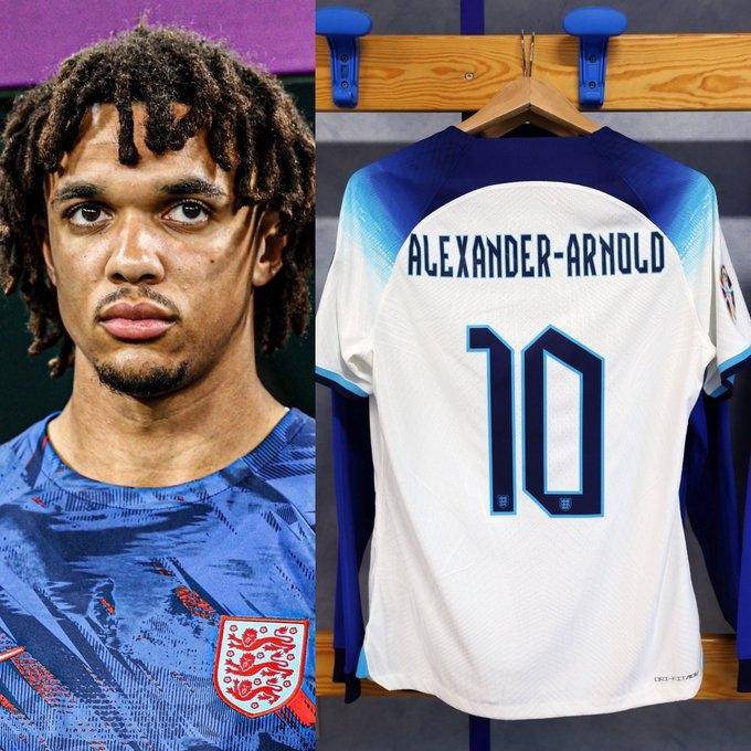 本场比赛身穿10号球衣出任中场的阿诺德表现出色.