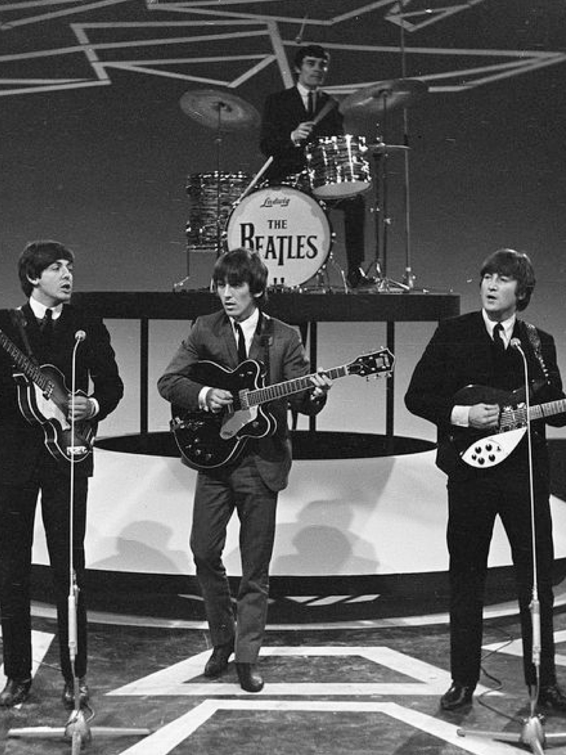 披头士成员包括约翰·列侬,保罗·麦卡特尼,乔治·哈里森和林戈