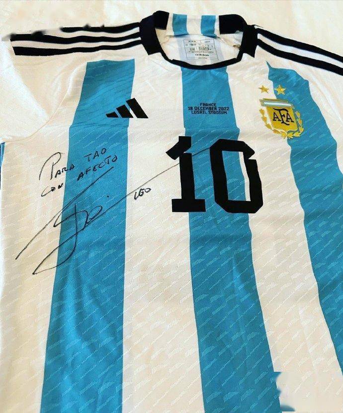 武汉三镇队员陶强龙晒梅西签名球衣!网友:全网羡慕_爱小贝_个人_名字