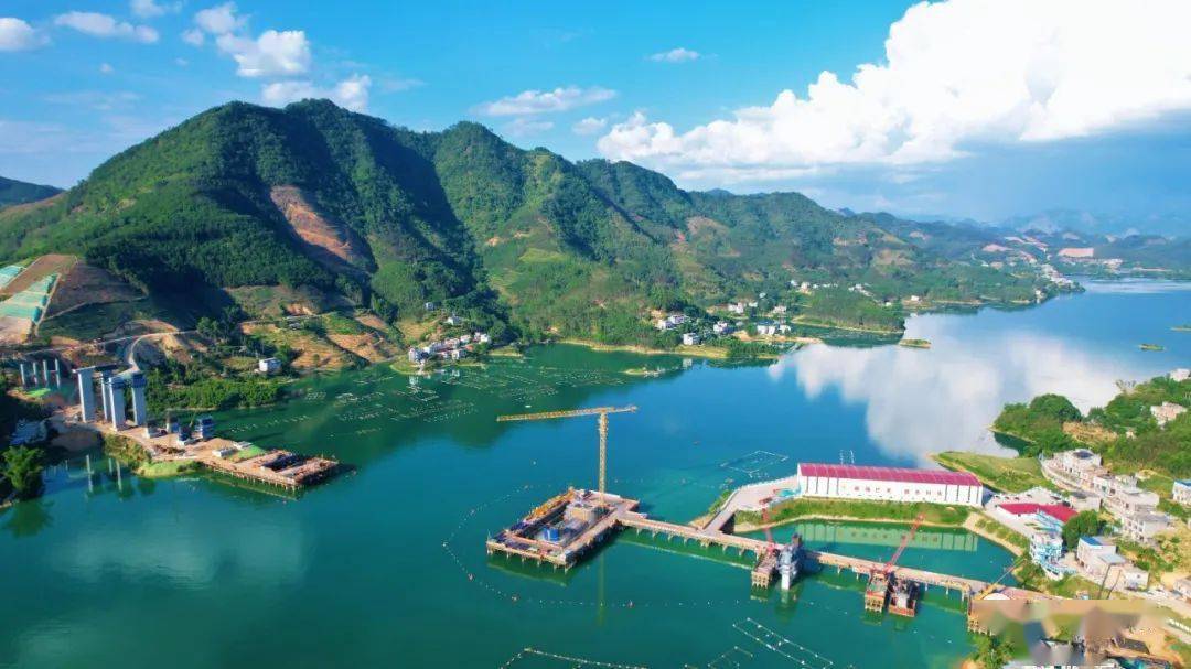 巴羌高速岩滩水库特大桥主塔完成首节索塔浇筑_施工人员_覃文军_作业