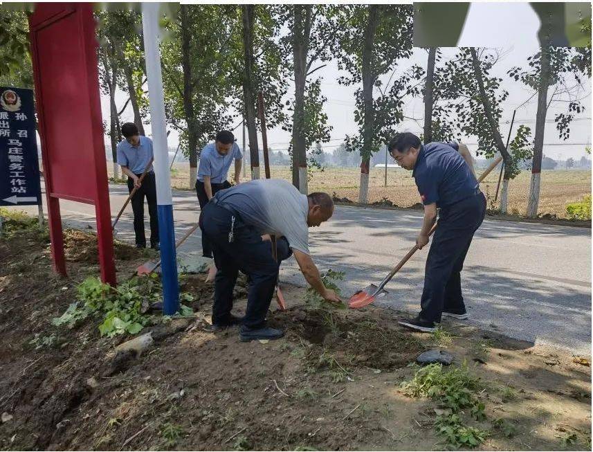 在当地政府负责同志的陪同下,罗士喜一行看望了学校省派驻新蔡县孙召