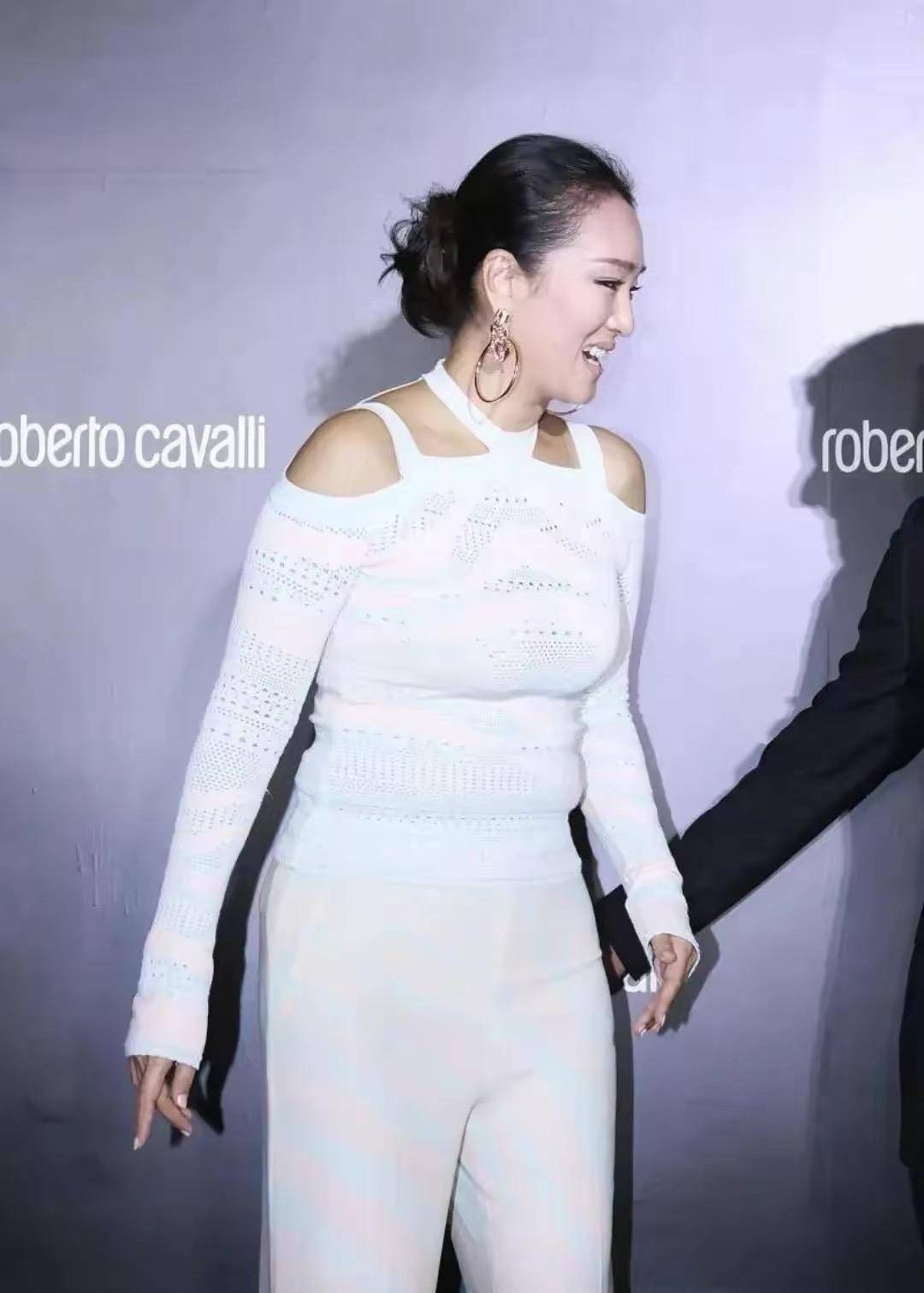 巩俐也太自信了吧,壮硕身材偏穿"紧身衫",勒出腹部赘肉好尴尬_白色