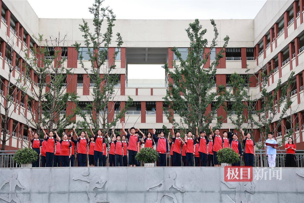 6月19日上午,武汉市武钢实验学校热烈举行了初三学子的送考仪式,该校