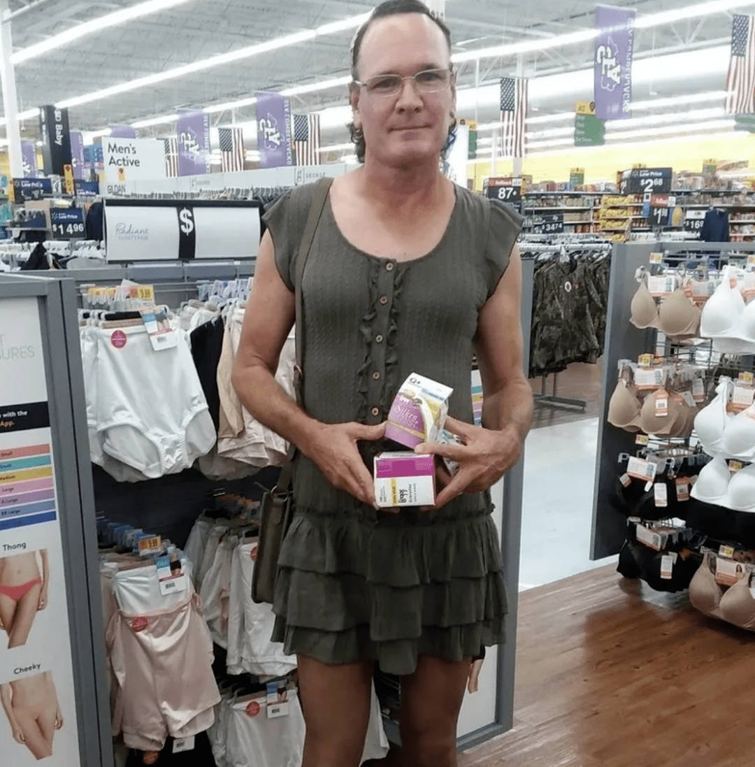 沃尔玛购物者们又再次掀起疯狂风暴._东西_头发_发型