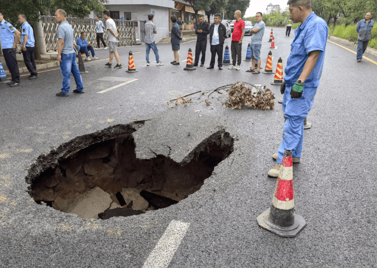 巴滨路路面塌陷图片