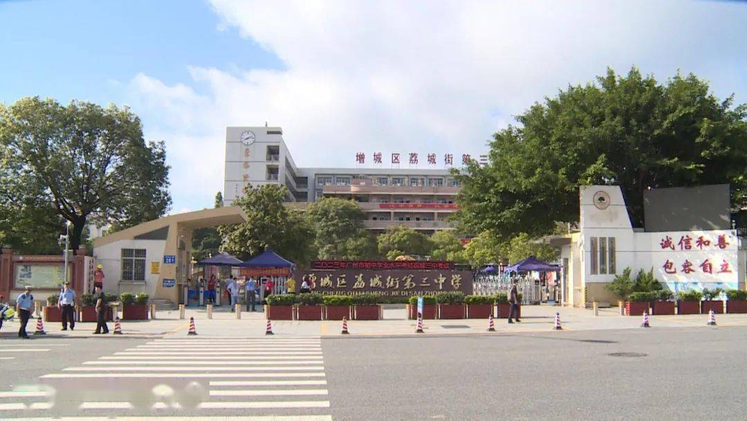 荔城街第三中学考点外早上8时我区中考今日平稳顺利开考考风考纪良好