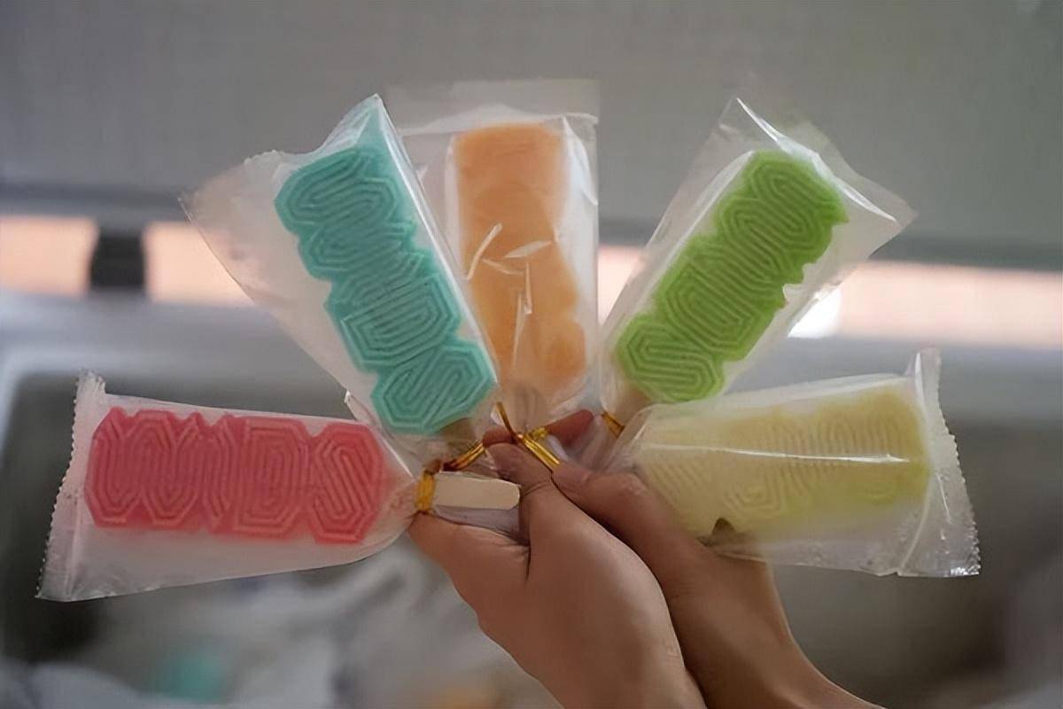 武汉一大学制作"五色雪糕"送别毕业生_饺子_祝福_设计