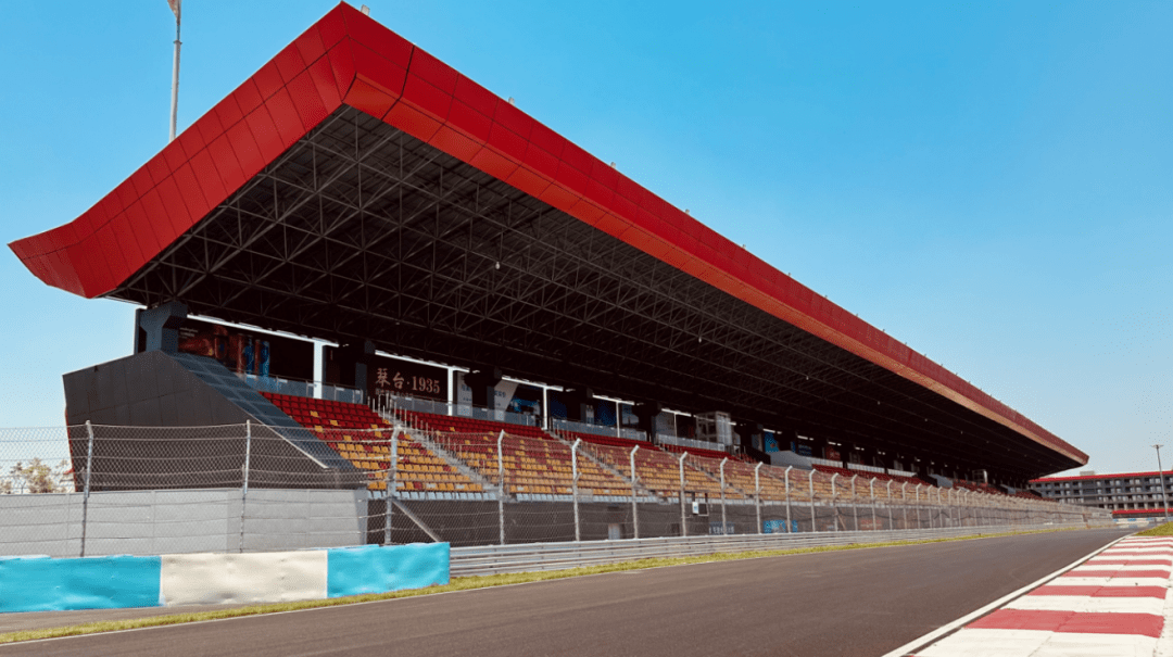 看台自左向右22-4区看台自右向左1-3区vip看台郑州国际赛车场场地实景