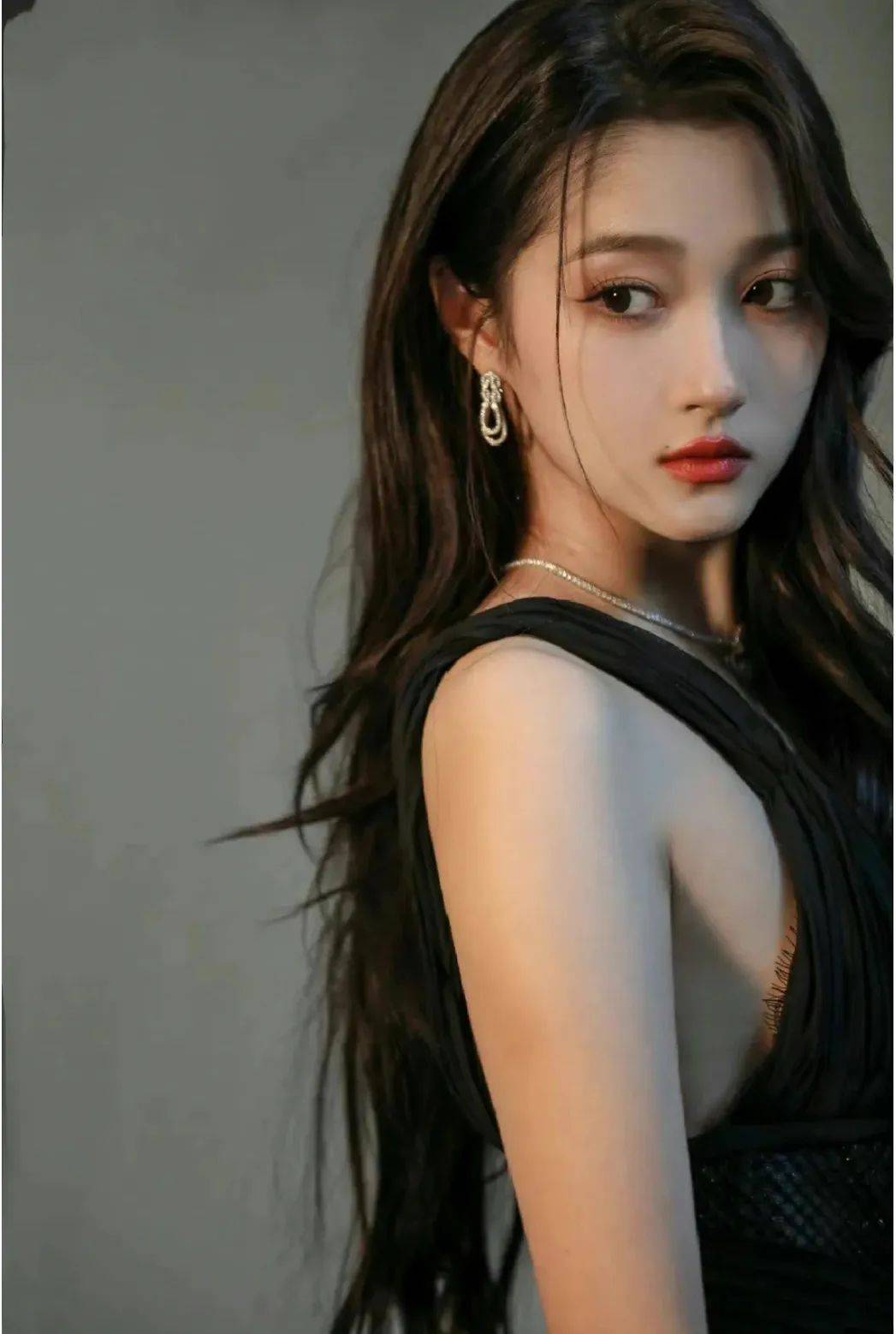 屡屡因为造型被吐槽,她最近怎么突然变美了?_关晓彤_整体_身材