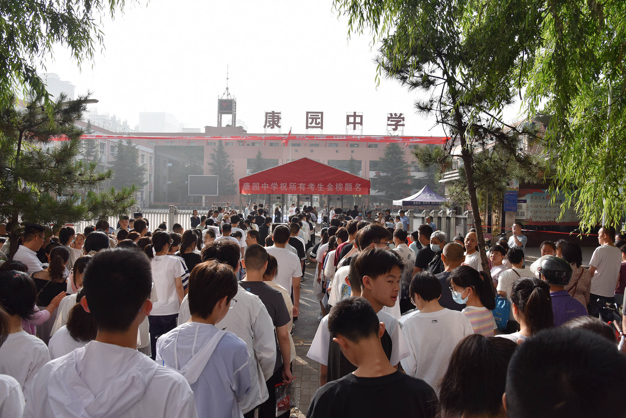 送考家长为即将进入考场的孩子打气加油▲运城市夏县第二中学考点