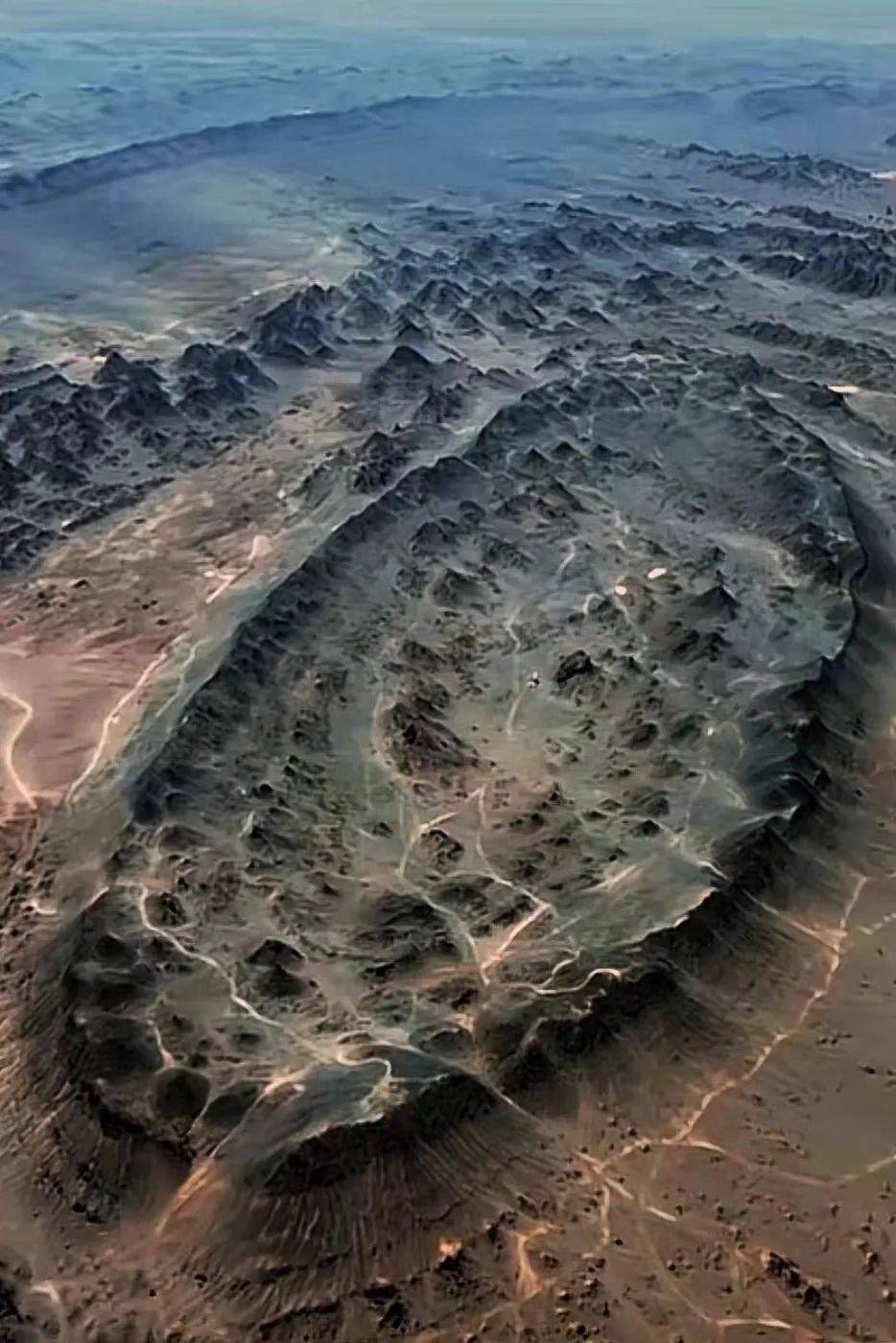 这里遍地都是玛瑙石,罗布泊有两大奇观,地球之眼就是此处,另一处叫