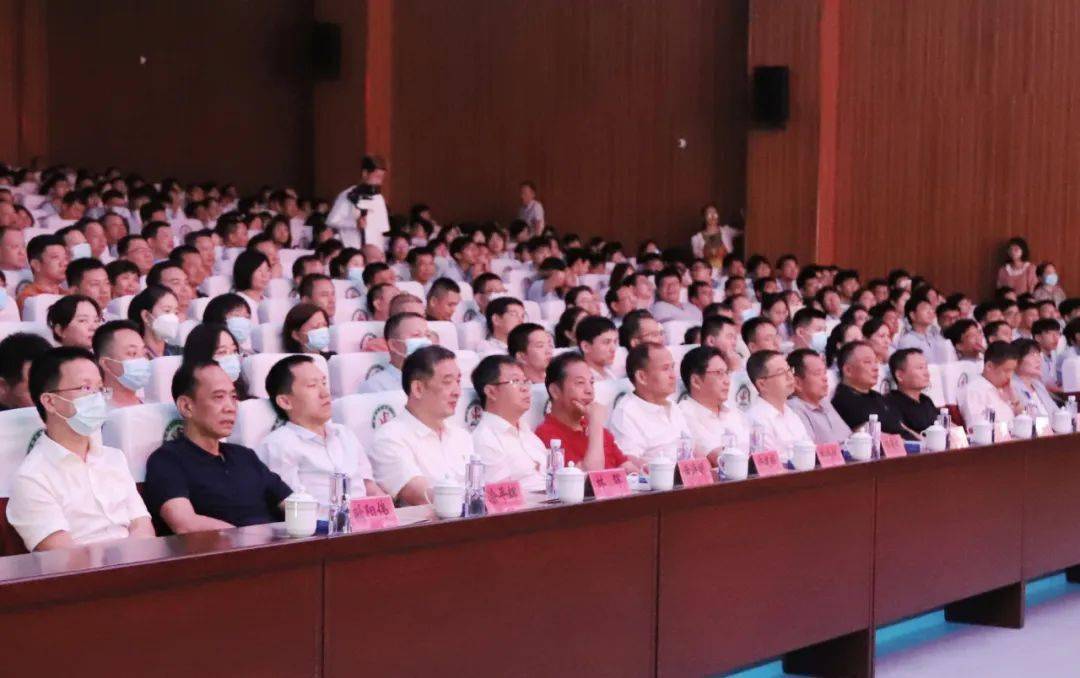 云柏,黄海明,王赐义,林晖,卢长贵,涂平辉,郑世然等县领导到场观看演出