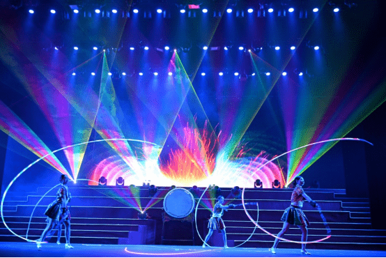 引进颠覆传统想象,配合音乐和激光变幻无穷的能源舞,创新科技感满满