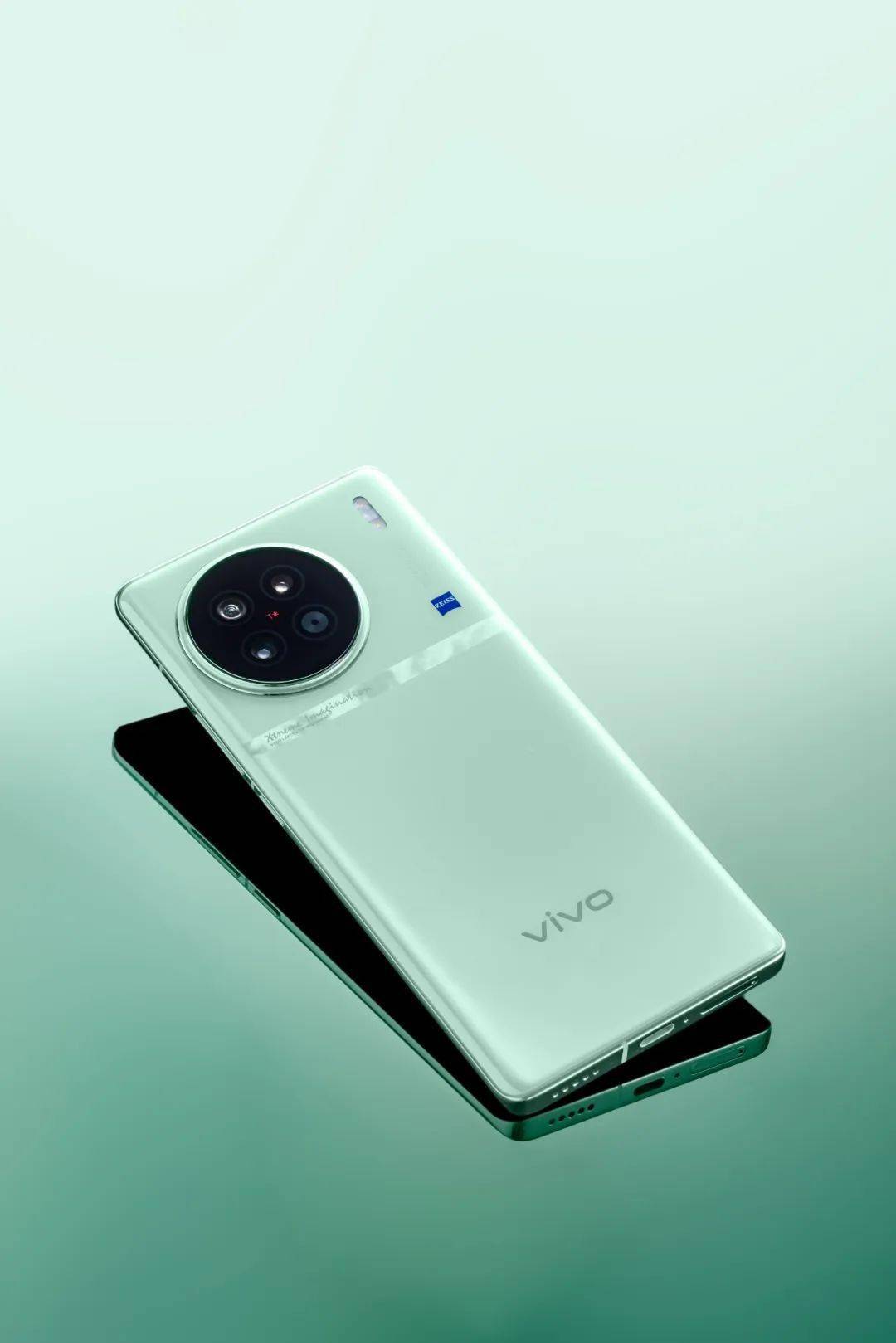 vivo x90s 青漾:手掌上的「明月松間照,清泉石上流」