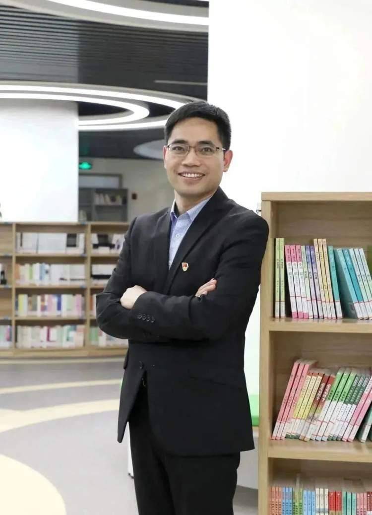 七宝鑫都是七宝中学的第一所附中,校长由上海市特级校长,化学特级教师