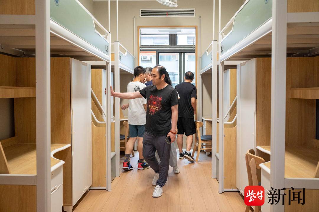 金陵中学江心洲校区"南大班"揭牌,将实行"弹性住宿",确保午休床位