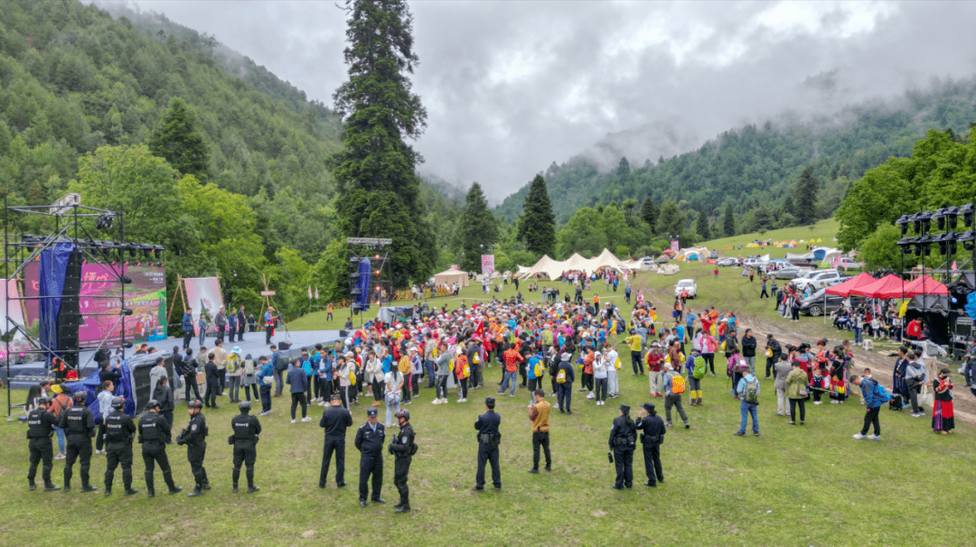 端午小长假第二天:到怒江兰坪罗古箐 健身徒步体验高山草甸之美_登山