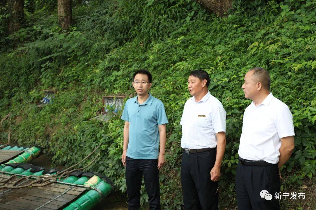 6月23日下午,县委副书记,县长彭洪兵到崀山景区检查指导水溪漂流码头