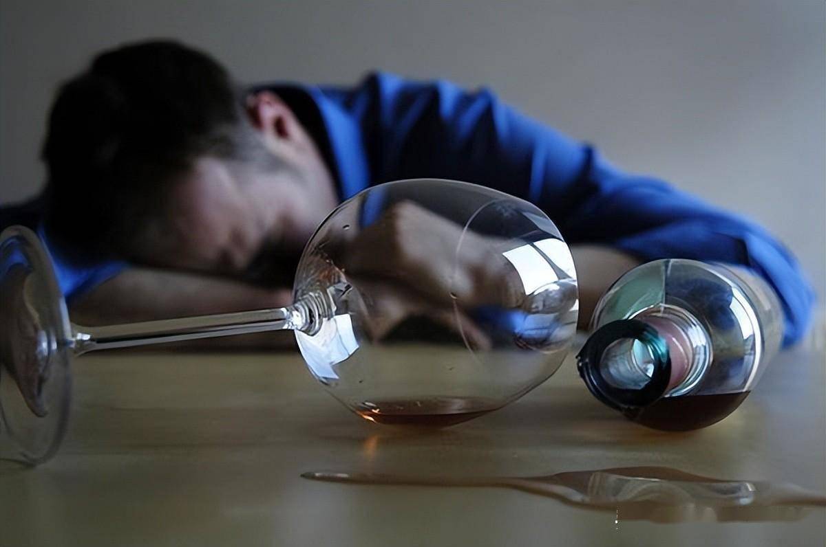 如有实在推脱不了的酒局,可事后喝一些醒酒汤,等待身体排解完酒精后再入睡。