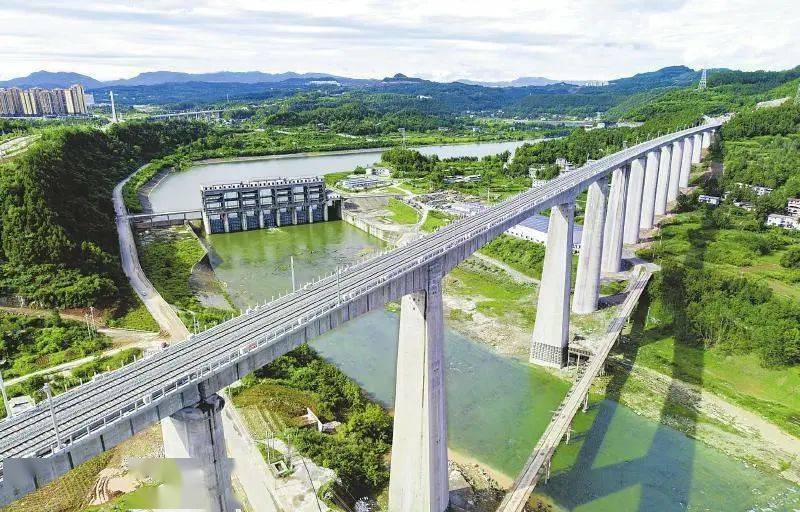 已完成鋪軌的漢巴南鐵路巴中段恩陽河特大橋.