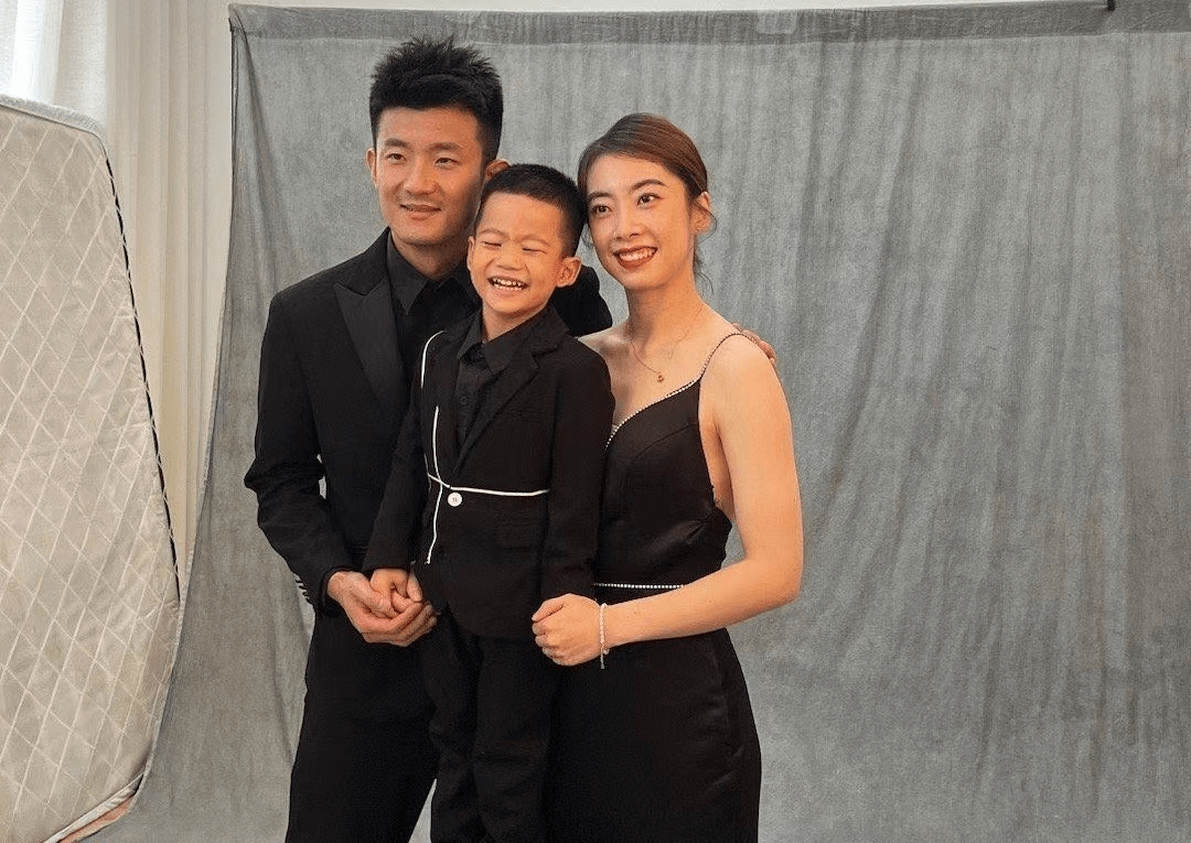 妻子穿低胸长裙超美,露香肩身材傲人_谌龙来_王适娴_奥运会