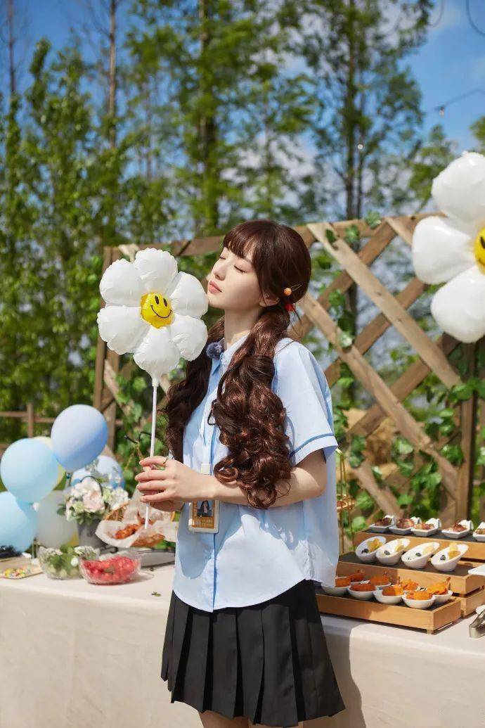 一中的校服瞬间梦回黄橙子小学妹终于长大啦图片来源于:@女子推理社官