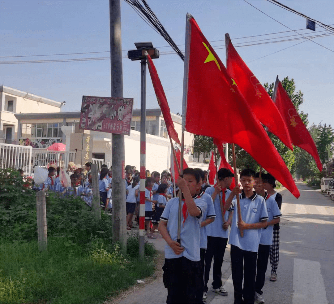 这位老人，为全校学生订做了新校服_谢登_萧县_东张