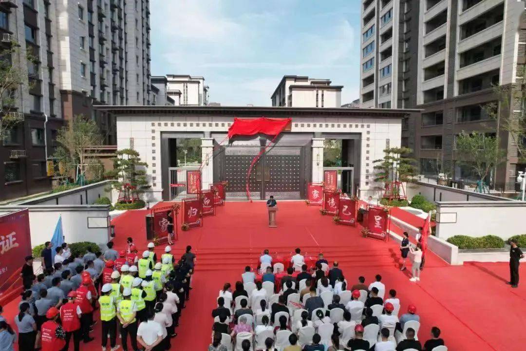 在范县汇众置业·学府玖号院交房现场,业主吴先生十分激动,他在范县"