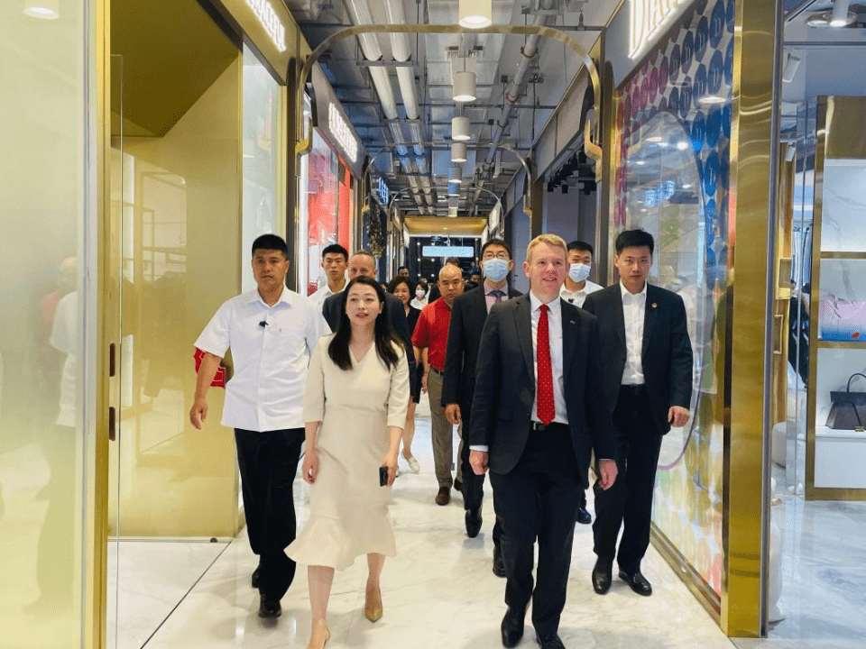 新西兰总理逛秀水街,开启"购物-打卡"之旅_希普金斯_国际_中国