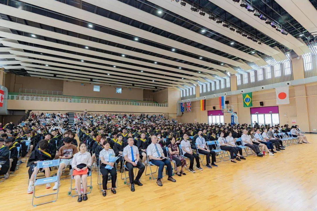 佛山市北博德翰外国语学校董事长梁志明先生及助理梁颖宜女士,我校