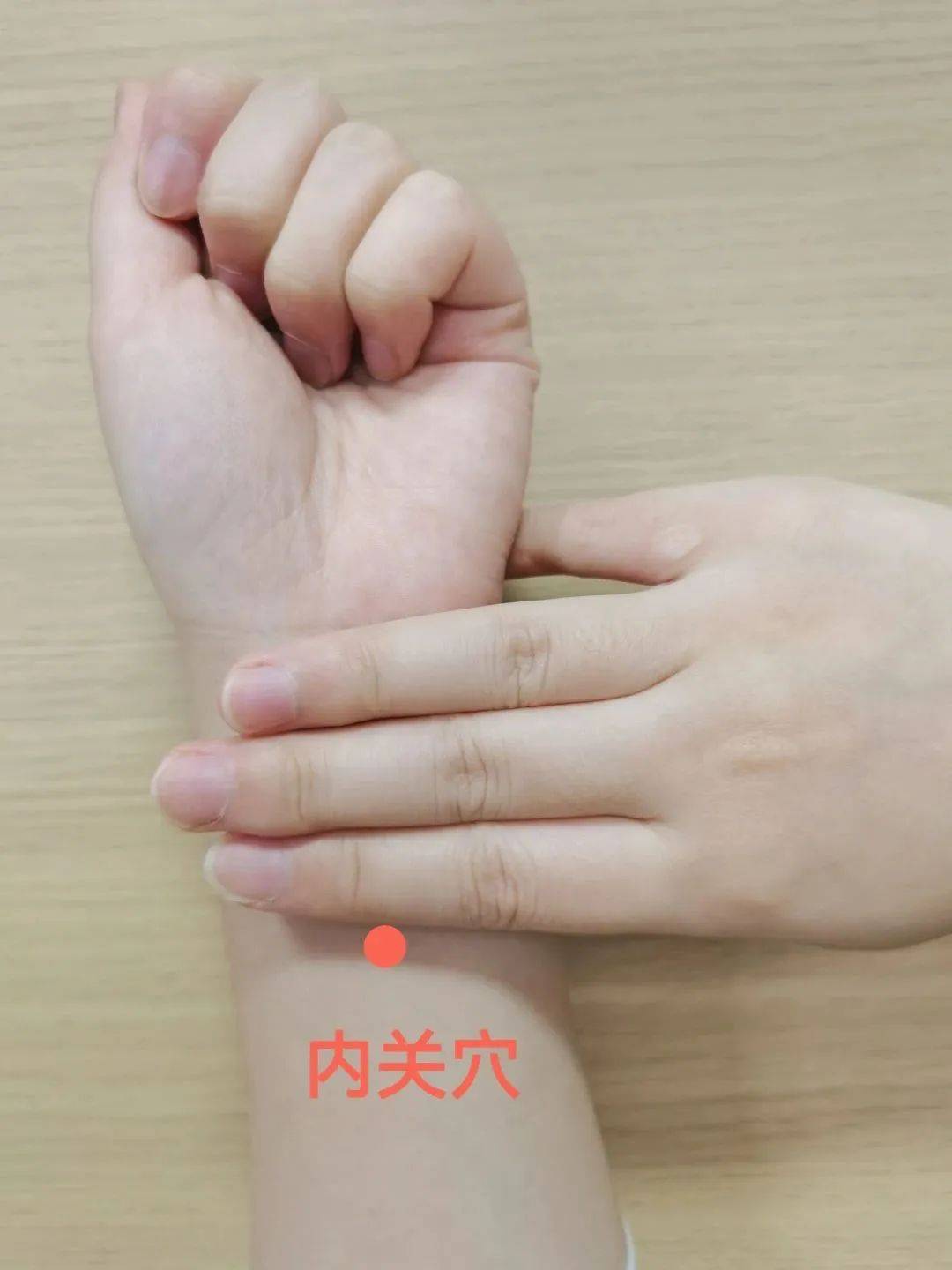 2,外关外关穴具有清热泻火,通经活络的功效,具体位置在腕背横纹上3指