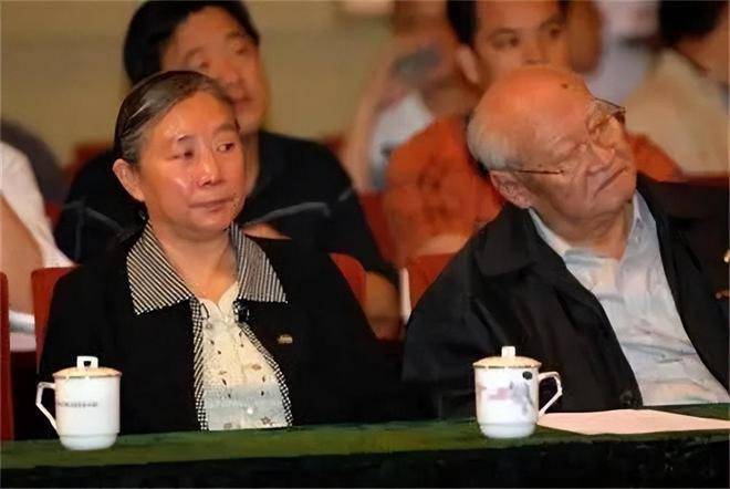 现在豆豆姐已经老了,清林哥也去世了,曾经的孩子现在是十分的担心他们