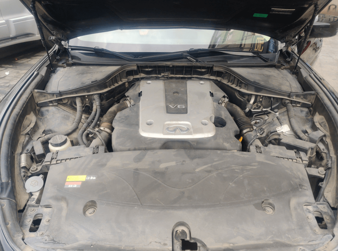 这辆英菲尼迪q70搭载的是著名的vq25六缸自然吸气发动机,最大马力235