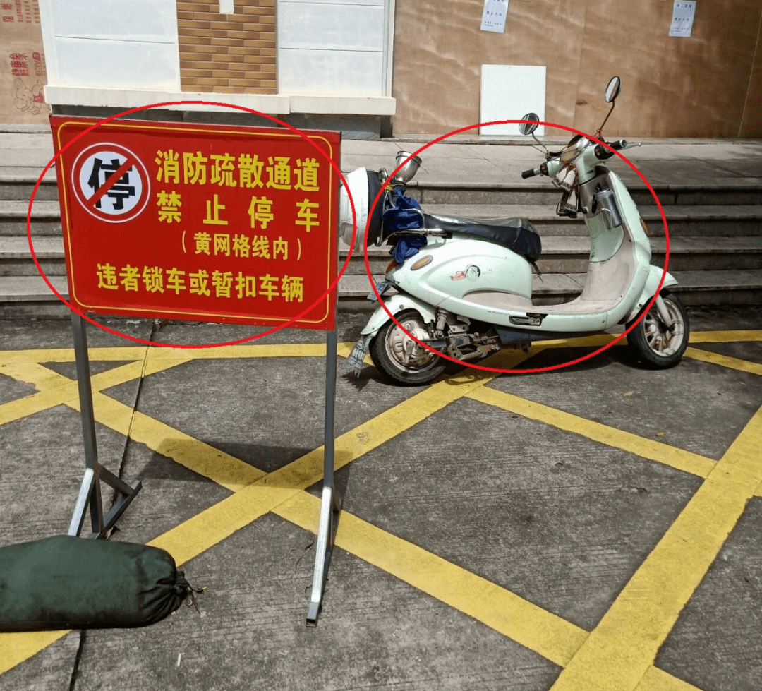 校园内部分同学缺乏交通安全意识,随意停靠车辆.