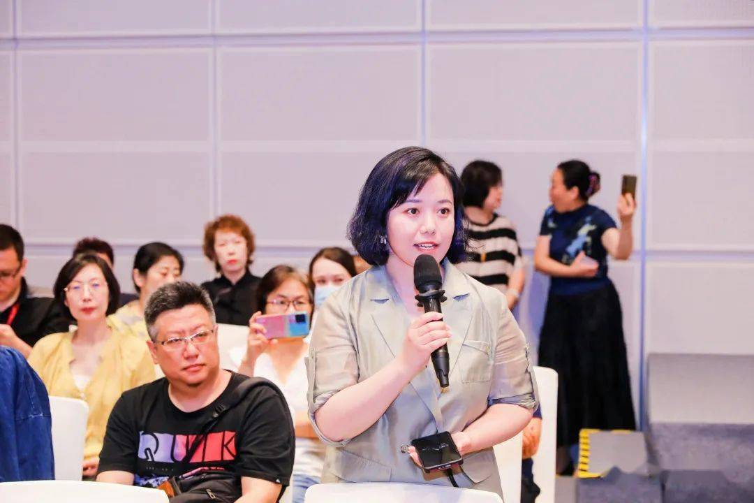 大会唯一指定岩茶天津市海峡正兴隆茶业总经理谢良团先生介绍李茜女士