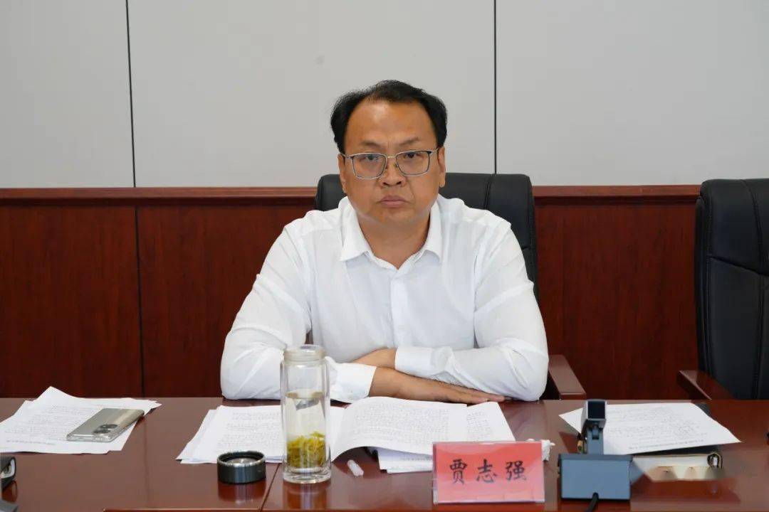 召开打击盗采砂石指挥部调度会,政府县长贾志强和县领导李普川,吕玉峰