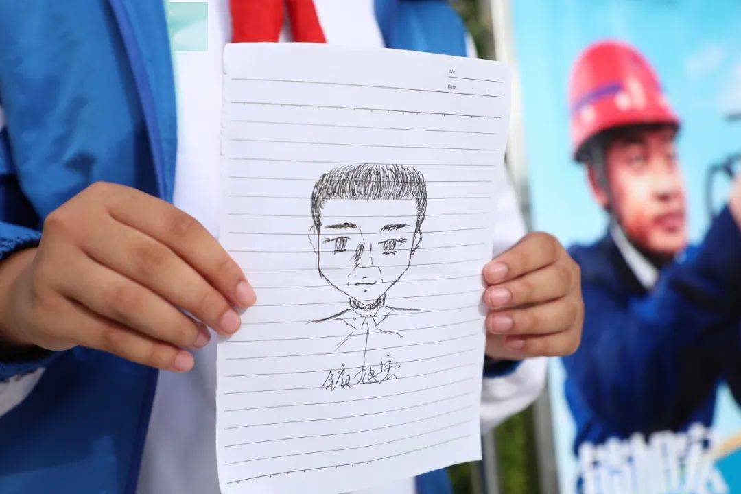 学子为锁旭宏高级工程师画像通过"童创科学营之专家进校园"的活动