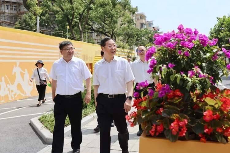 朱芝松指出,周家渡街道党政班子要深入学习贯彻党的二十大精神,进一步
