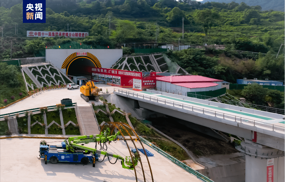 渝昆高铁是我国"八纵八横"高速铁路主通道之一"京昆通道"的重要组成