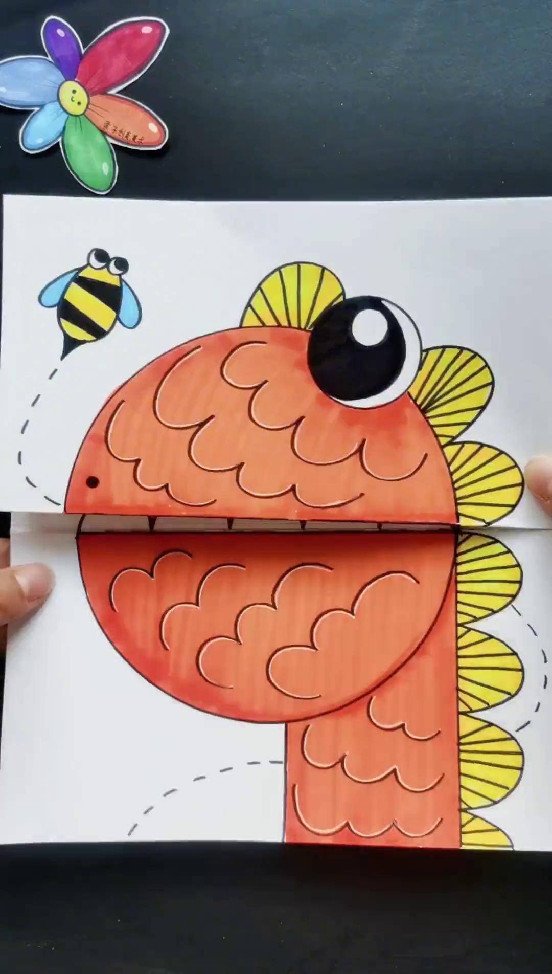 恐龙折叠画来了,大恐龙张开嘴巴想吃掉飞来飞去的小蜜蜂,有趣好看,快