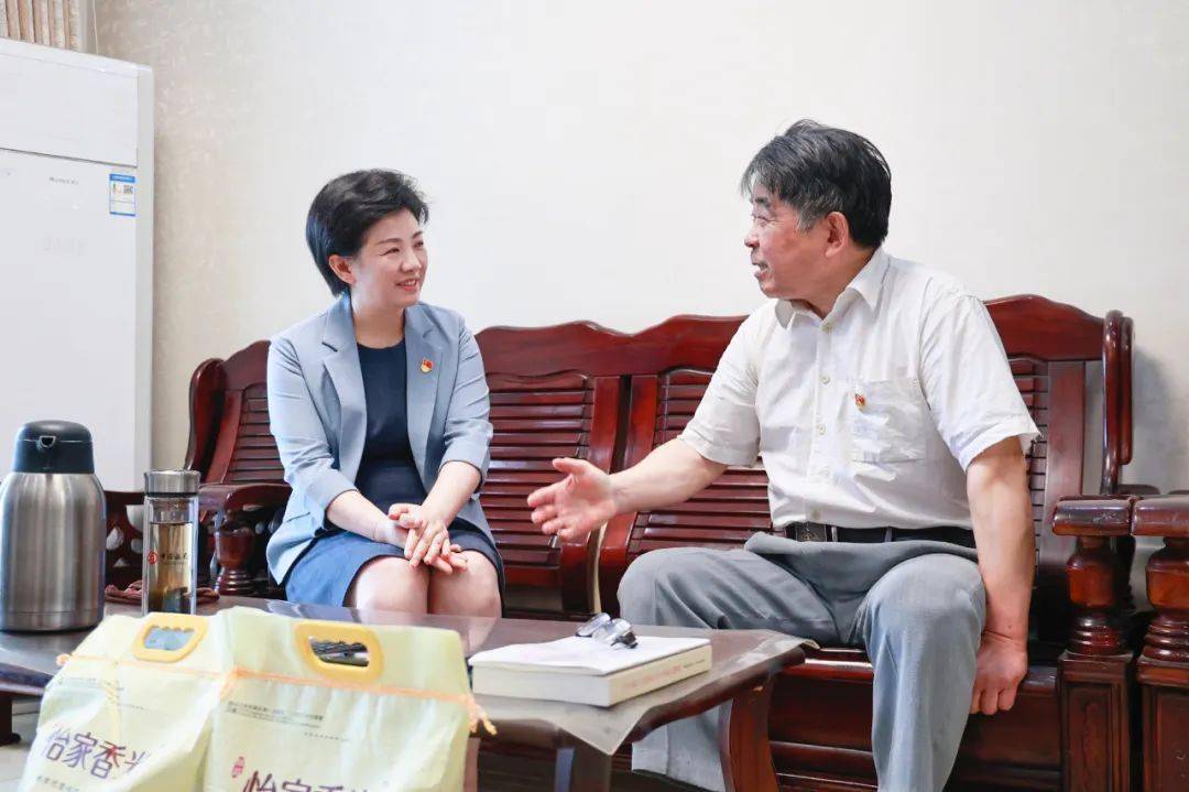 在海陵区城南街道宝带社区,万闻华看望了今年75岁的老党员张桂元.