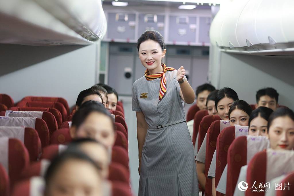 重庆:"空姐""动姐" 携手开展服务礼仪培训备战暑运_null_航空_客运段