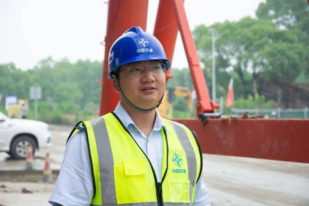 穿着安全员制服,戴着安全员徽章,李大伟的"安全"形象非常鲜明.